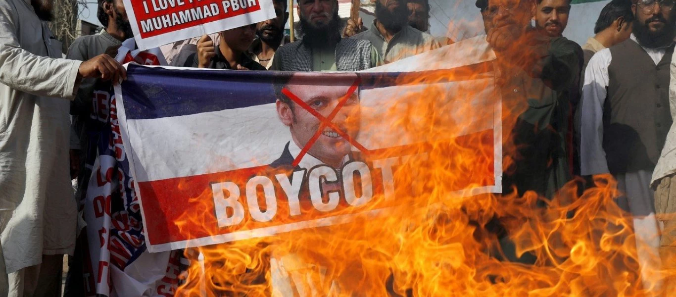 Αλ Κάιντα: «Οι μουσουλμάνοι πρέπει να σκοτώνουν όποιον προσβάλει τον Μωάμεθ» - Απείλησε πως θα εκδικηθεί τον Ε.Μακρόν